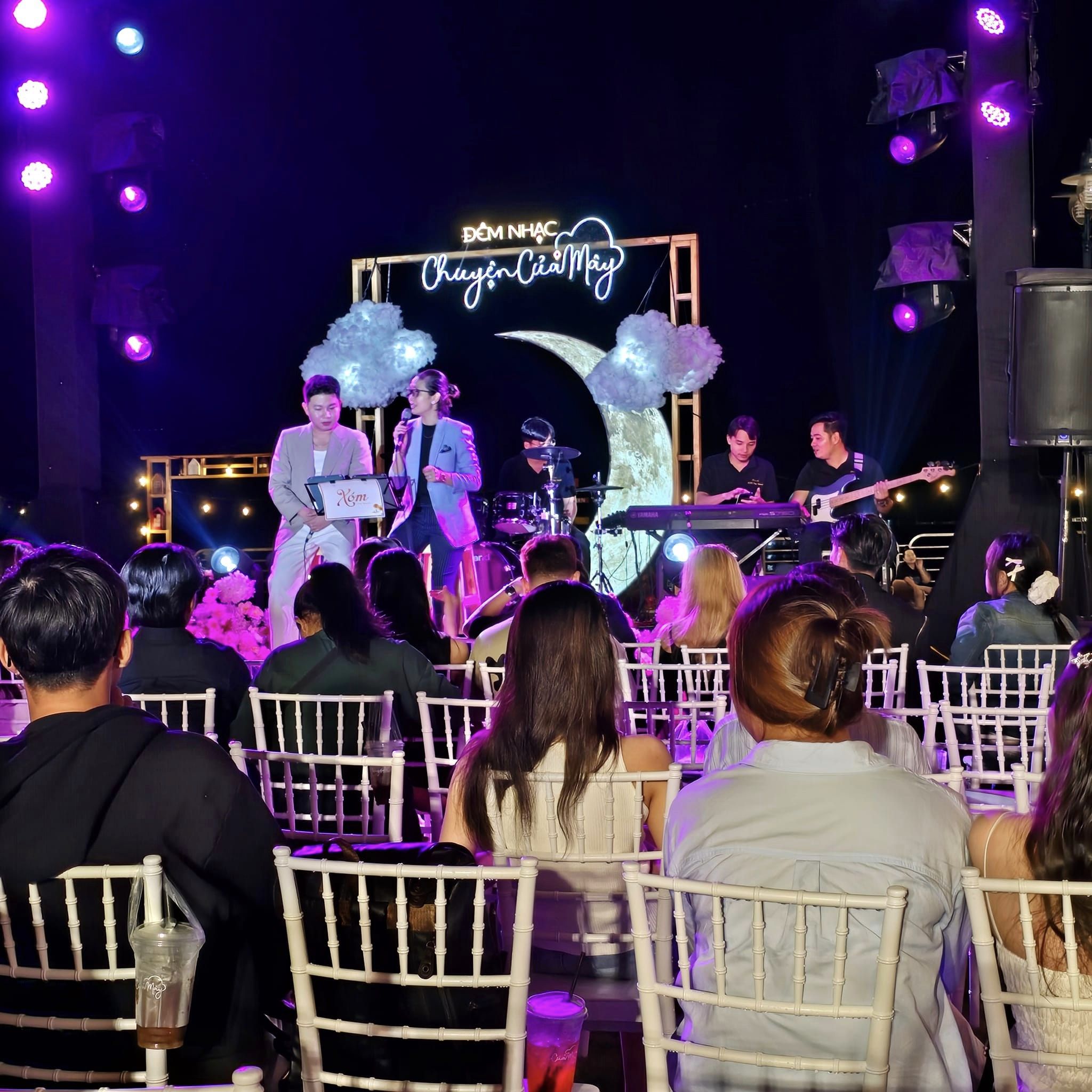 Trang thiết bị setup âm thanh ánh sáng sự kiện - sân khấu được sử dụng Trang thiết bị setup âm thanh ánh sáng sự kiện - sân khấu được sử dụng