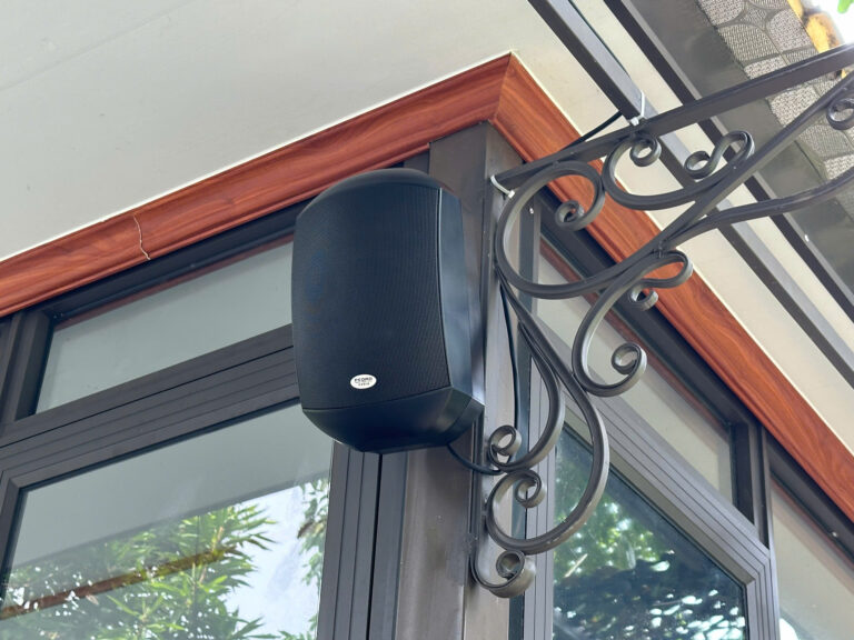 LOA QUÁN CAFE NGOÀI TRỜI THIẾT KẾ CHỐNG NƯỚC CHỐNG NẮNG PHÙ HỢP VỚI KHÔNG GIAN SÂN VƯỜN VÀ MÁI HIÊN