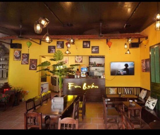 Loa nhạc nền có chất âm tốt trong quán cà phê