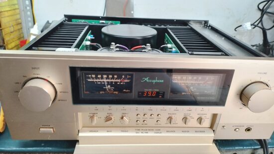 Amply quán cà phê bị đổ nước vào hỏng - Cách khắc phục nhanh nhất là bạn rút nguồn điện, lau khô amply bằng khăn và sấy bằng máy sấy tóc.