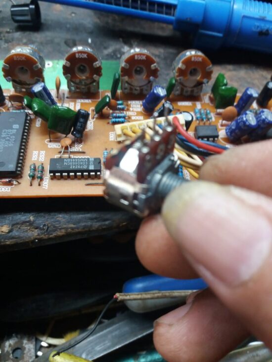 kiểm tra chiết áp amply khi bị sôi