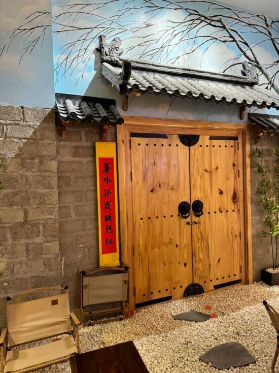 Four Seasons là một quán cà phê mang phong cách Đông Á, nổi bật với không gian rộng lớn, đa dạng và đậm chất thơ mộng.