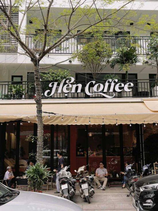 Hẹn Coffee là một quán cà phê mang phong cách nội thất hiện đại với tone màu vàng be nhẹ nhàng mang đến một trải nghiệm thoải mái và gần gũi cho khách hàng.