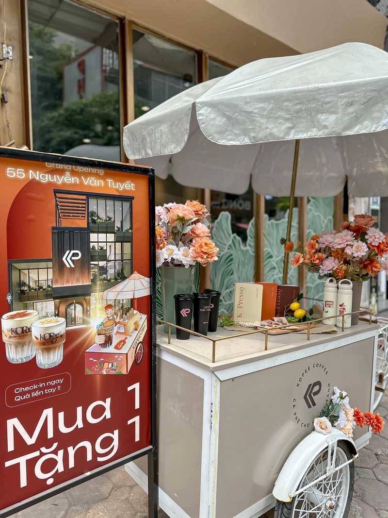 KOPee Coffee - quán cà phê tone màu nâu be kết hợp cây xanh
