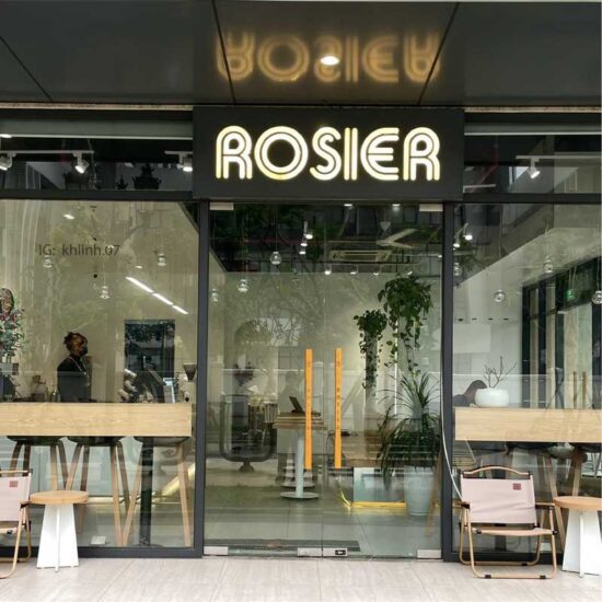 Rosier Tea & Coffee là một quán cà phê có không gian sang trọng với tone trắng chủ đạo, nổi bật giữa khu vực Vinhomes Smart City.