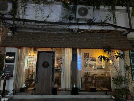 Muối Charcoal Kitchen & Bar là một địa điểm lý tưởng cho những buổi hẹn hò với không gian thoáng đãng, thiết kế độc đáo và menu đa dạng.