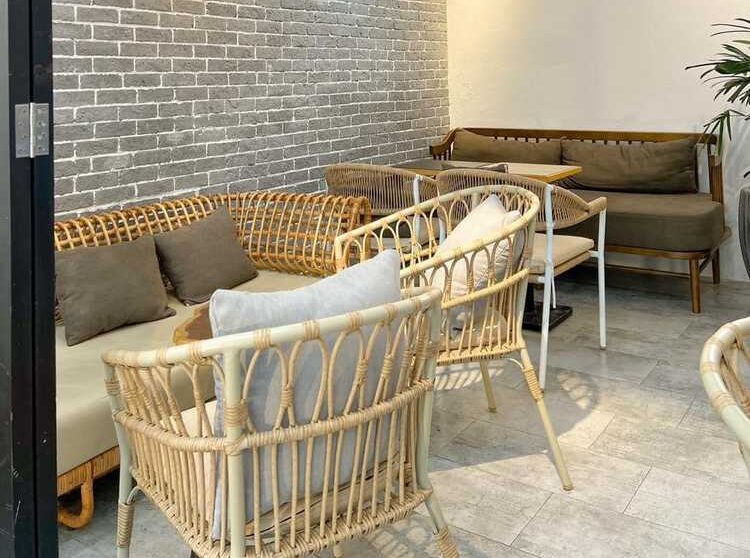 Hình ảnh quán cafe bình dân đem lại cho các chủ quán cà phê, chủ đầu tư tham khảo và nên ý tưởng cho phong cách thiết kế của quán trong tương lai.